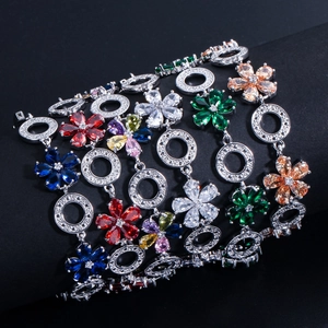Elegantes Blumenarmband in Silber mit bunten Zirkoniasteinen auf schwarzem Display