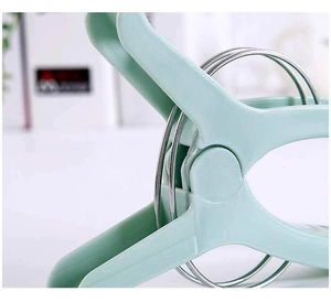 Detail of mint green quilt clip showing dual metal rings for reinforced windproof grip