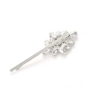 Elegante fermaglio per capelli in argento con foglie di strass su sfondo bianco puro