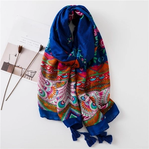 Détail d'écharpe à imprimé floral bohème avec franges et motifs ethniques vifs