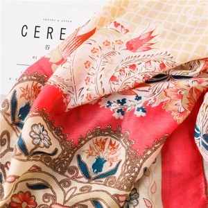 Gros plan sur un châle imprimé aux motifs paisley et floraux sur un fond de magazine de mode