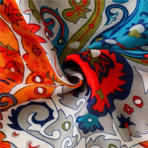 Gros plan sur un châle à imprimé paisley ethnique avec textures de tissus colorés