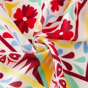Gros plan sur un tissu à imprimé ethnique bohème avec motifs floraux et texture tissée