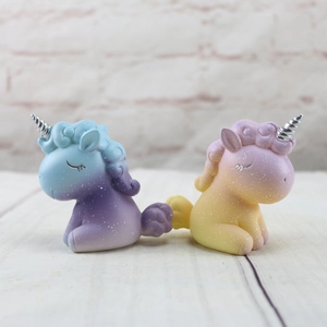 Figurines licorne mignonnes en dégradé bleu-violet et rose-jaune avec cornes argentées
