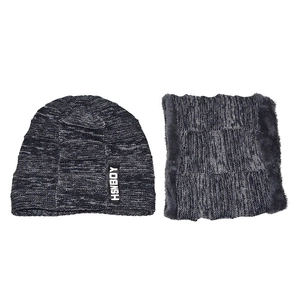 Set invernale con berretto in maglia a scacchi neri e grigi con fodera in pile e scaldacollo