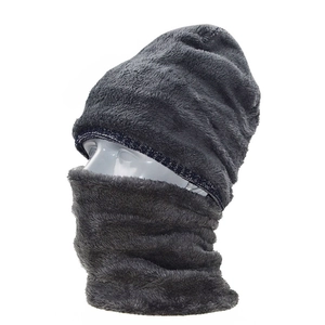 Dettaglio del set cappello in maglia di peluche grigio e scaldacollo per il calore invernale