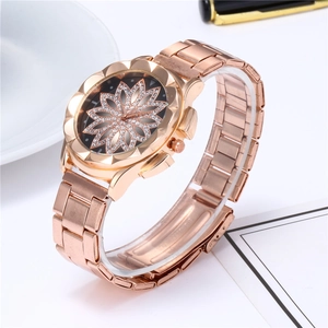 Montre à quartz or rose avec cadran floral serti de diamants et lunette ondulée