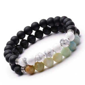 Primo piano di perline di lava opaca da 8mm e turchese bianco su due bracciali elastici