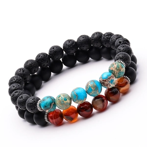 Dettaglio di due braccialetti in pietra lavica e agata opaca da 8 mm in set