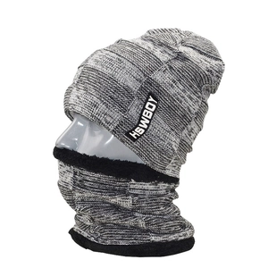 Set berretto e scaldacollo in maglia invernale con fodera in pile grigio scuro