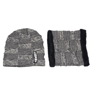 Dettaglio del set cappello e scaldacollo in maglia a quadri con fodera termica calda