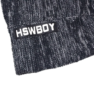 Dettaglio del tessuto a maglia a coste grigie con etichetta tessuta HSWBOY per set invernale