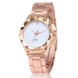 Dettaglio dell'orologio al quarzo oro rosa con quadrante bianco brillante e cristallo