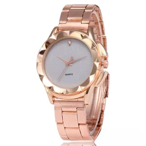 Macro di un orologio oro rosa con quadrante stellato e lunetta con taglio a petalo e quarzo