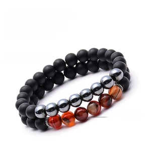 Dettaglio dei braccialetti in agata opaca ed ematite da 8mm con specifiche sulle dimensioni