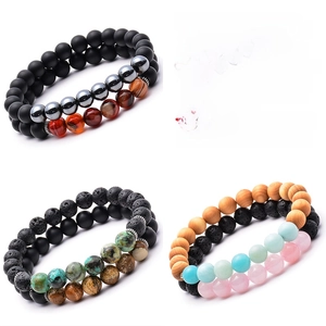 Dettaglio di braccialetti in pietra naturale opaca 8mm con lava e fascia elastica