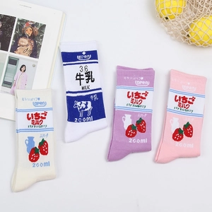 Set di calze in cotone con design giapponese di cartone di latte alla fragola in 4 colori
