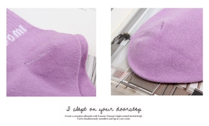 Dettaglio calzino in cotone lavorato a maglia viola chiaro con cuciture fini e logo