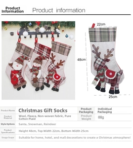 Tableau détaillé des chaussettes de Noël montrant 48 cm de hauteur et broderie spécifiée