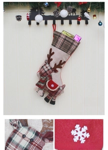 Détail de la chaussette de Noël avec patchwork de renne et poche à flocon rouge
