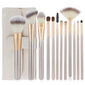 Juego profesional de 12 brochas de maquillaje color oro champán con estuche de almacenamiento.