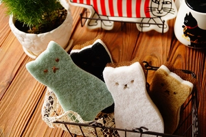 Detail of four colorful cat-shaped dishwashing sponges with dual-layer fiber texture