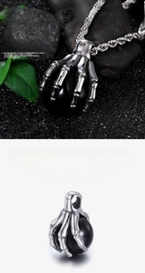 Detailansicht gotischer Skeletthand-Anhänger mit schwarzer Kugel an einer dicken Kordelkette