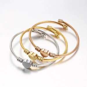 Tre bracciali a cavo in acciaio inossidabile argento, oro e oro rosa con cuori