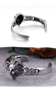 Dettaglio del rilievo a testa di leone e motivi celtici sul bracciale in acciaio a forma di C
