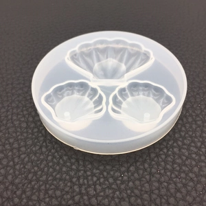 Vue détaillée du moule en silicone à trois cavités en forme de coquillage pour résine