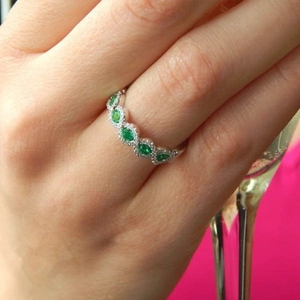 Bague luxueuse en argent avec émeraudes taille marquise et cristaux micro-pave fins
