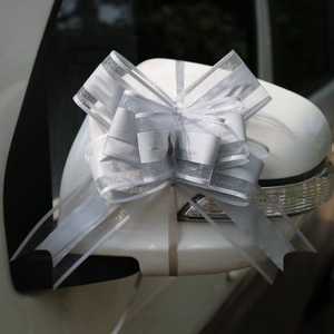 Dettaglio del fiocco in organza argento su specchietto per decorazione di matrimonio