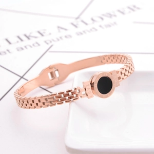 Détail du bracelet à maillons en acier inoxydable rose doré avec chiffres romains et LOVE