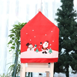 Détail des housses de chaise de Noël avec le Père Noël et un bonhomme de neige festif