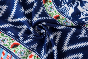 Détail du châle bohème en coton et lin montrant des motifs géométriques et floraux