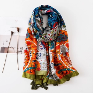 Détail d'un châle à motif floral bohème avec des glands décoratifs vert olive
