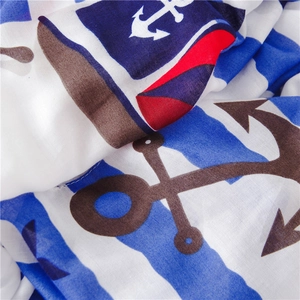 Détail macro de l'imprimé ancre marine et rayures bleues sur un châle doux en coton lin