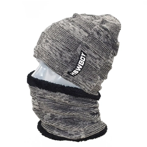 Dettaglio del set cappello in maglia e scaldacollo invernale con morbida fodera in pile