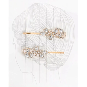 Elegante goldene Haarspangen in Blattform mit funkelnden Strasssteinen am weiblichen Model