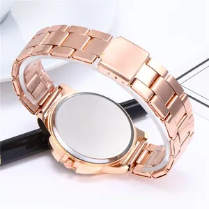 Détail du bracelet de montre en acier inoxydable rose doré avec boucle déployante