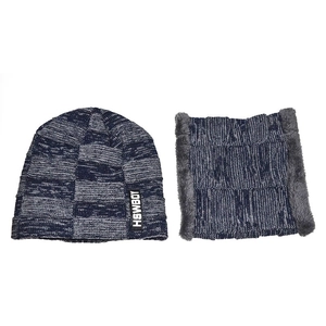Dettaglio del cappello in maglia grigio-blu e scaldacollo con spessa fodera in pile grigio