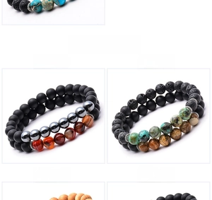 Dettaglio di bracciali in pietre naturali da 8mm con pietra lavica e occhio di tigre