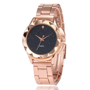 Dettaglio dell'orologio con quadrante cielo stellato oro rosa e lunetta a petalo