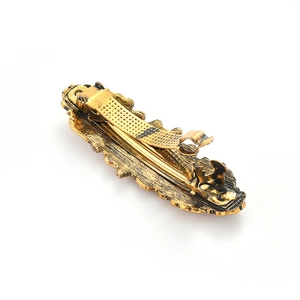 Detail van de vintage gouden metalen haarklem met stevig veersluitingsmechanisme