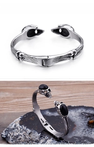 Dettaglio del bracciale gotico con teschio in acciaio e pietra nera finitura vintage