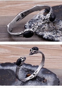 Dettaglio del bracciale vintage in acciaio con teschi e pietre nere ovali