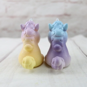 Vue arrière de figurines licornes pailletées rose et bleu pour décoration de gâteau