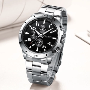 Montre d'affaires pour hommes en acier argenté avec cadran noir et aiguilles lumineuses à 45 degrés