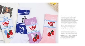 Layout artistico di calzini in cotone con motivi di latte e fragole in vari colori