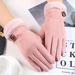 Nahaufnahme von rosa Wildlederhandschuhen mit Kunstpelzbesatz und dekorativem Knopfdetail